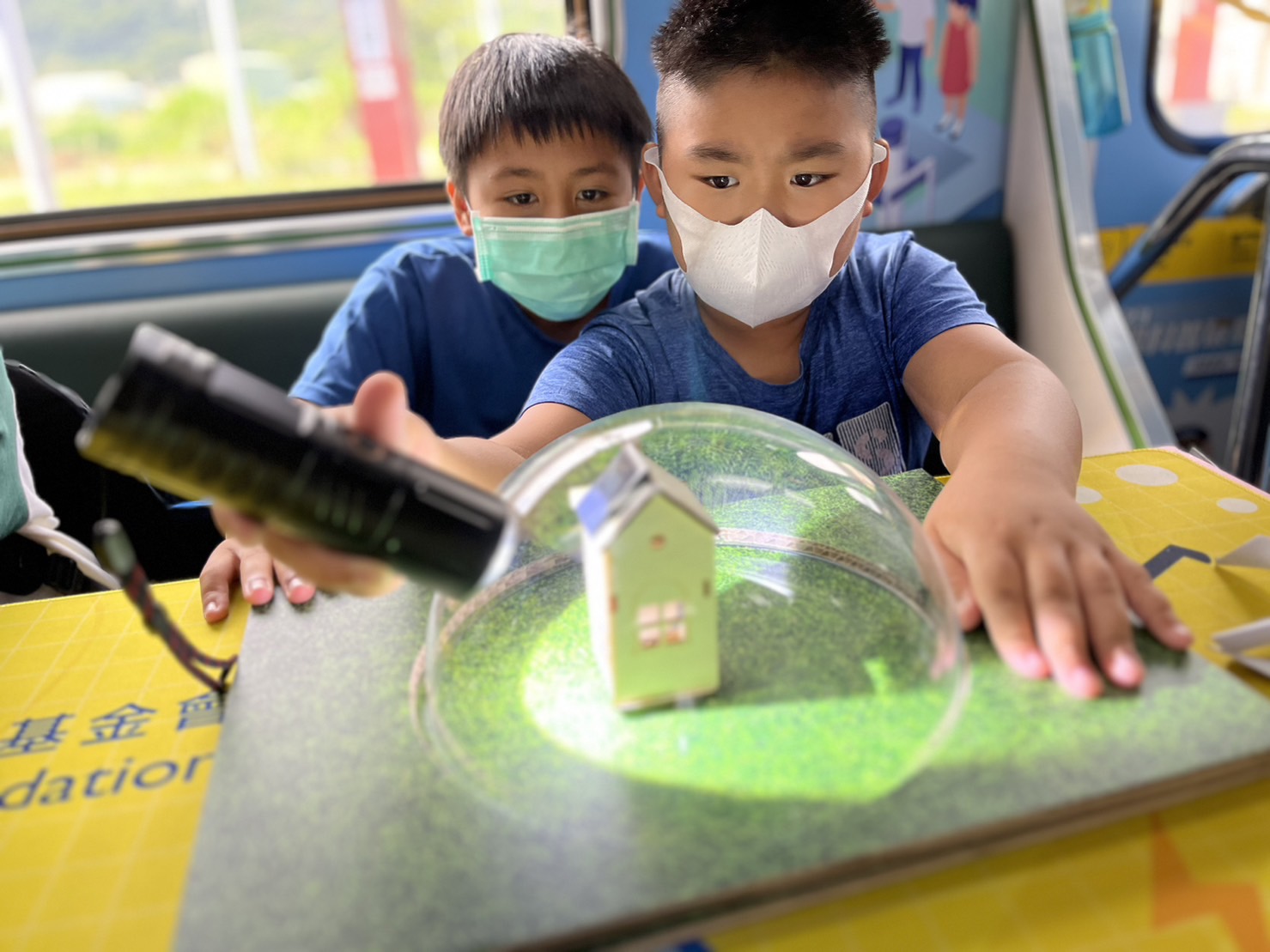 pg电子參與基礎科學主題車廂，以STEAM教學精神，設計「逐日科學家」、「太陽能工程師」以及「淨零建築師」三大能源科普課程和實驗