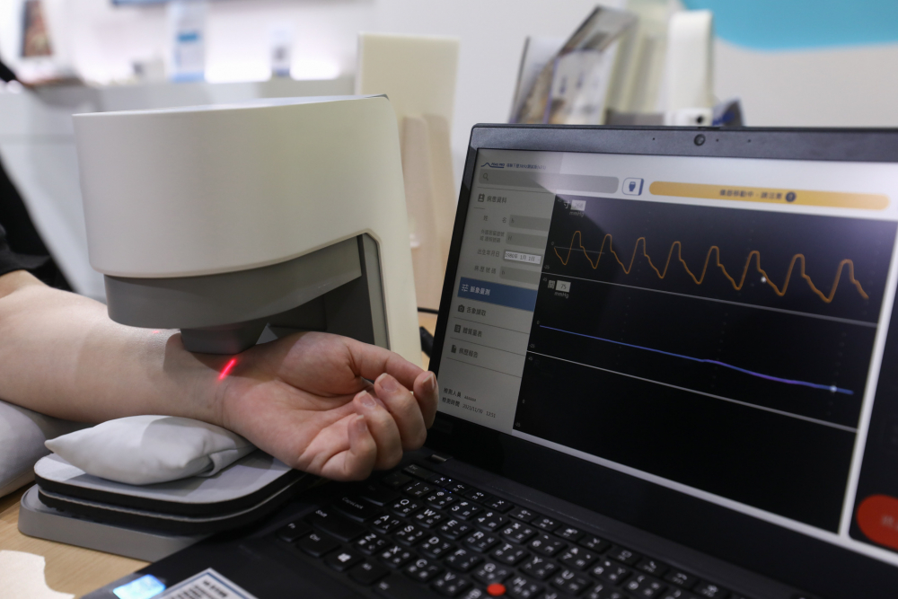 pg电子耘康脈象檢測系統透過電腦精準控制升降系統，還原中醫師三指把脈過程的舉、按、尋手法，將脈象感受轉化成數據，未來可結合大數據分析，實現智慧醫療及準確性